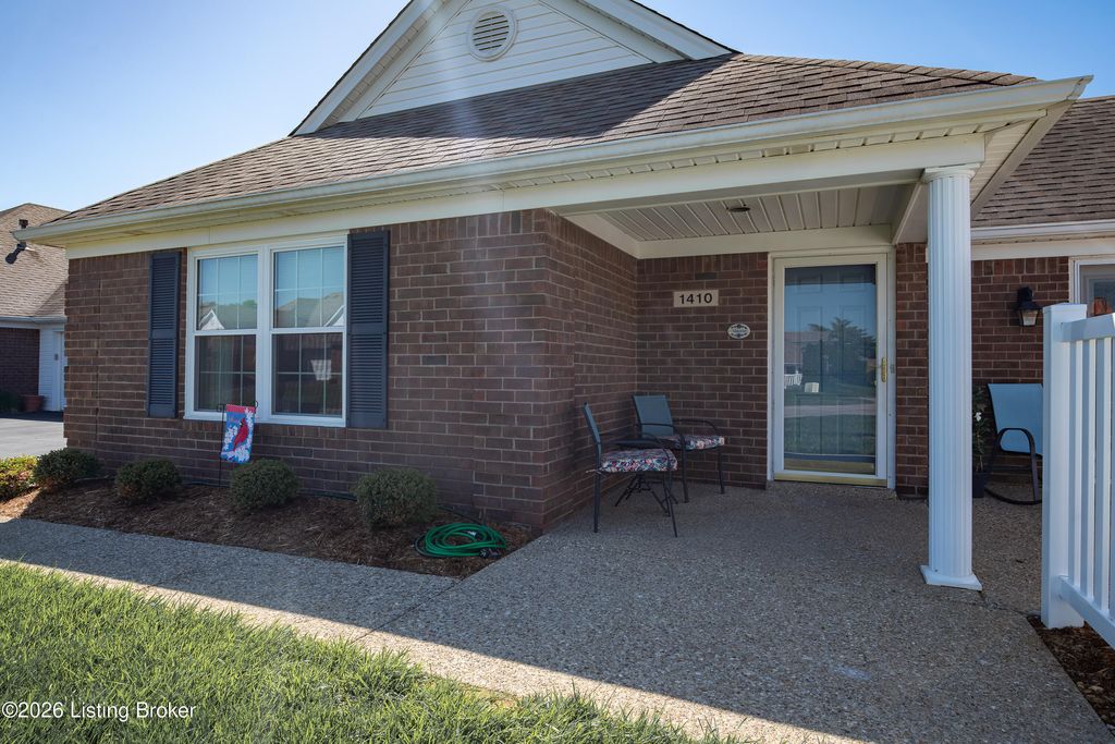 Photo of 1410 Eagle Run Dr, Lyndon, KY 40222 (MLS # 1716250)