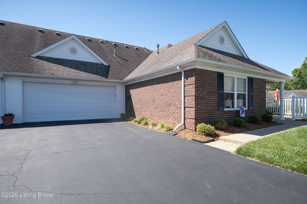 Photo of 1410 Eagle Run Dr, Lyndon, KY 40222 (MLS # 1716250)