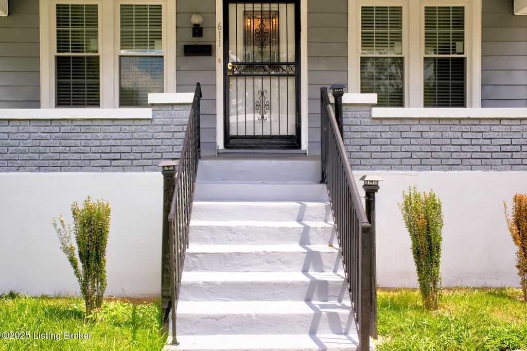 Photo of 611 Cecil Ave, Louisville, KY 40211 (MLS # 1712607)