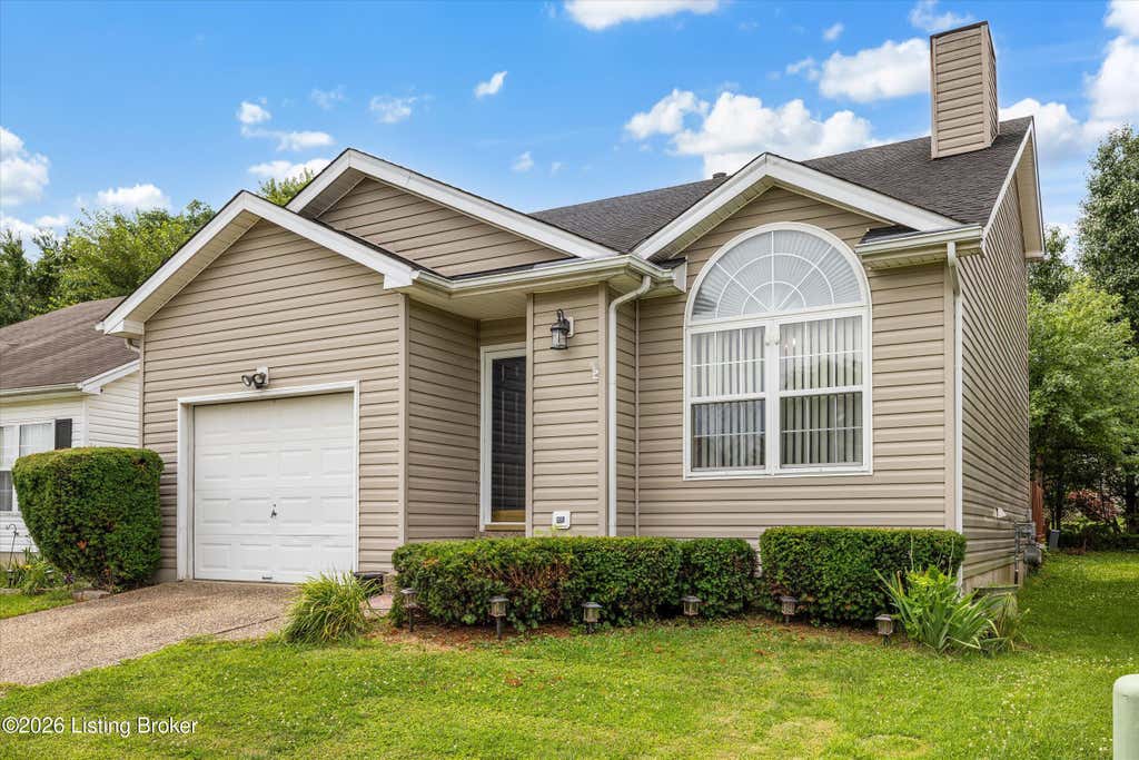 Photo of 10504 Pinoak View Dr, Louisville, KY 40299 (MLS # 1721781)