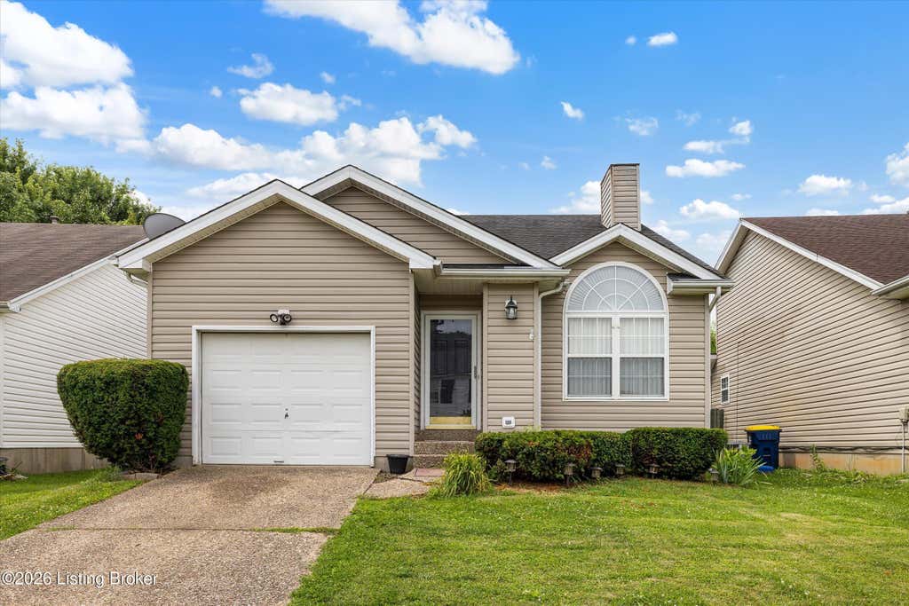 Photo of 10504 Pinoak View Dr, Louisville, KY 40299 (MLS # 1721781)
