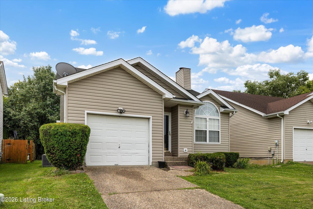 Photo of 10504 Pinoak View Dr, Louisville, KY 40299 (MLS # 1721781)