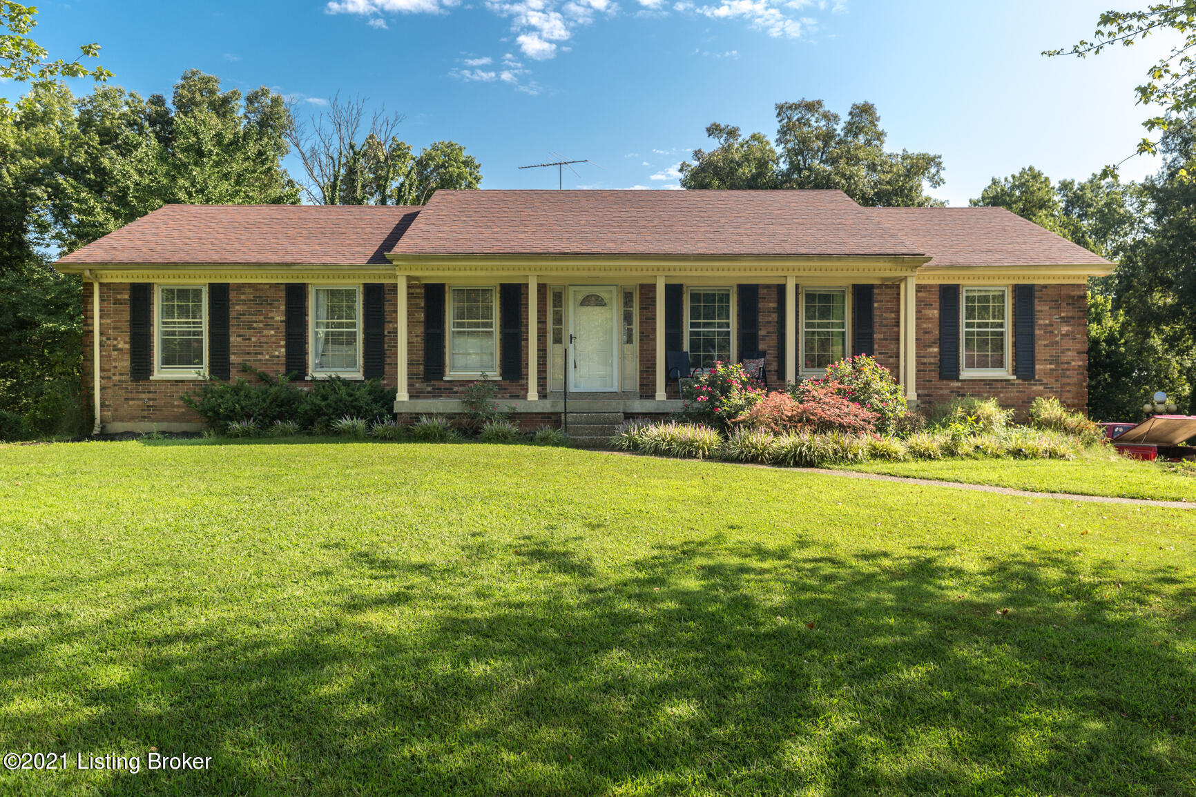 Photo 1 of 48 — 2528 Windsor Forest Dr, Louisville, KY 40272