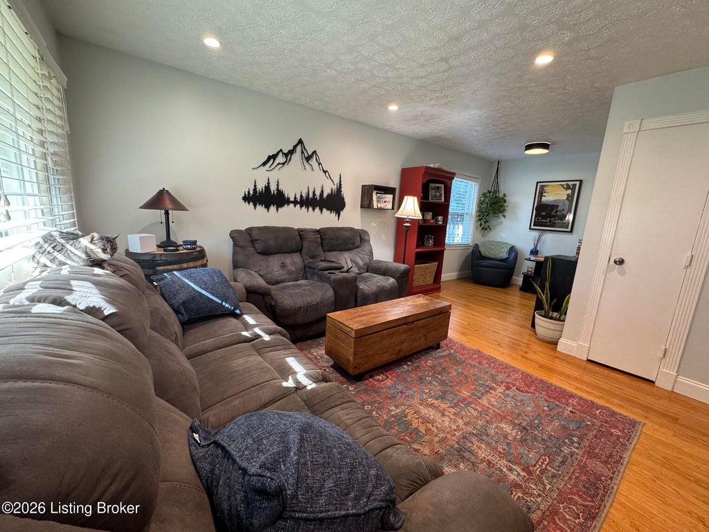 Photo of 2027 Cedarcrest Dr, Louisville, KY 40242 (MLS # 1729214)