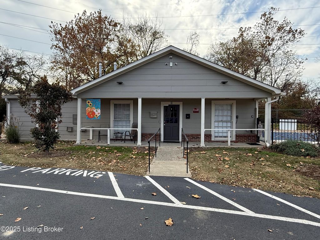 Photo of 3 Dupont Way, Louisville, KY 40207 (MLS # 1703990)