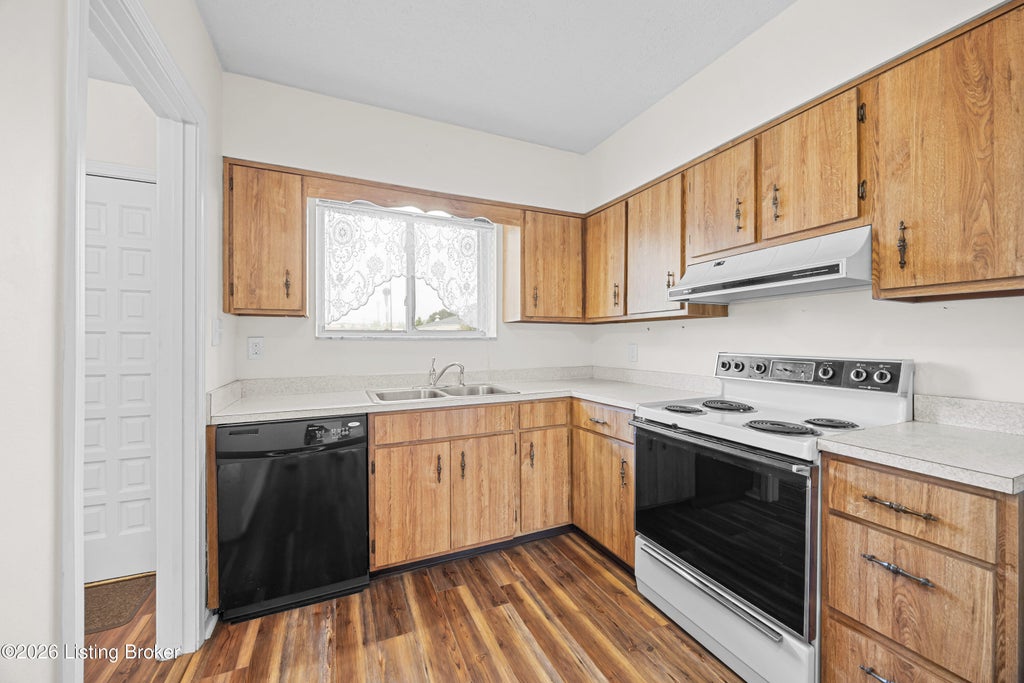 Photo of 217 Casa Bella Ct, Louisville, KY 40220 (MLS # 1731642)