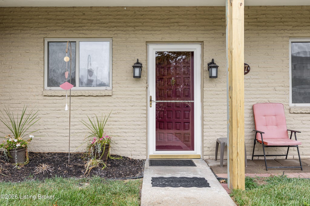 Photo of 217 Casa Bella Ct, Louisville, KY 40220 (MLS # 1731642)