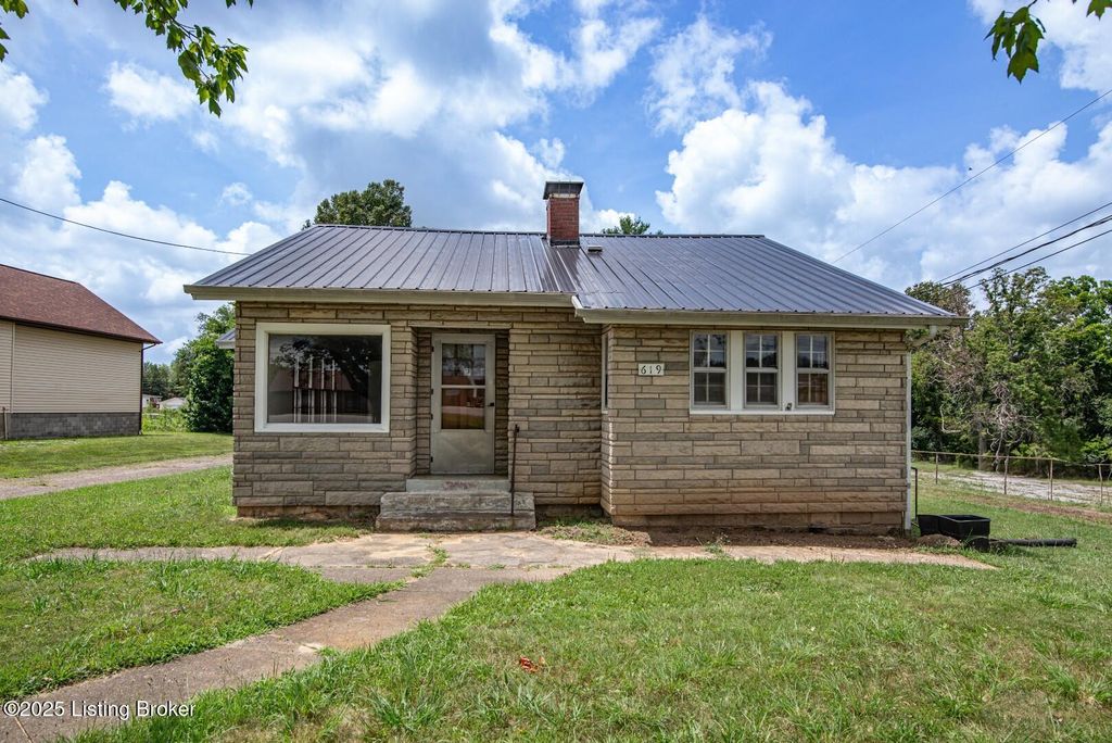 Photo of 619 S Wilson Rd, Radcliff, KY 40160 (MLS # 1708735)