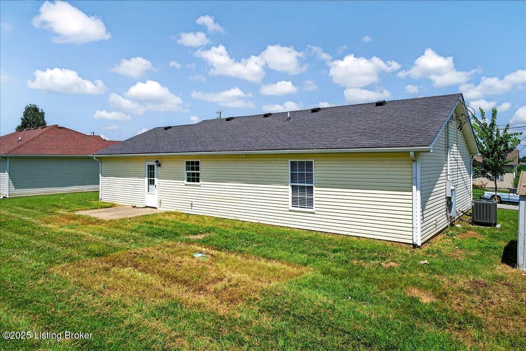 Photo of 108 Derbyshire Ct, Radcliff, KY 40160 (MLS # 1708350)