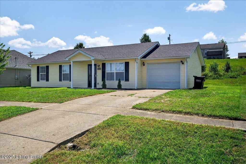 Photo of 108 Derbyshire Ct, Radcliff, KY 40160 (MLS # 1708350)