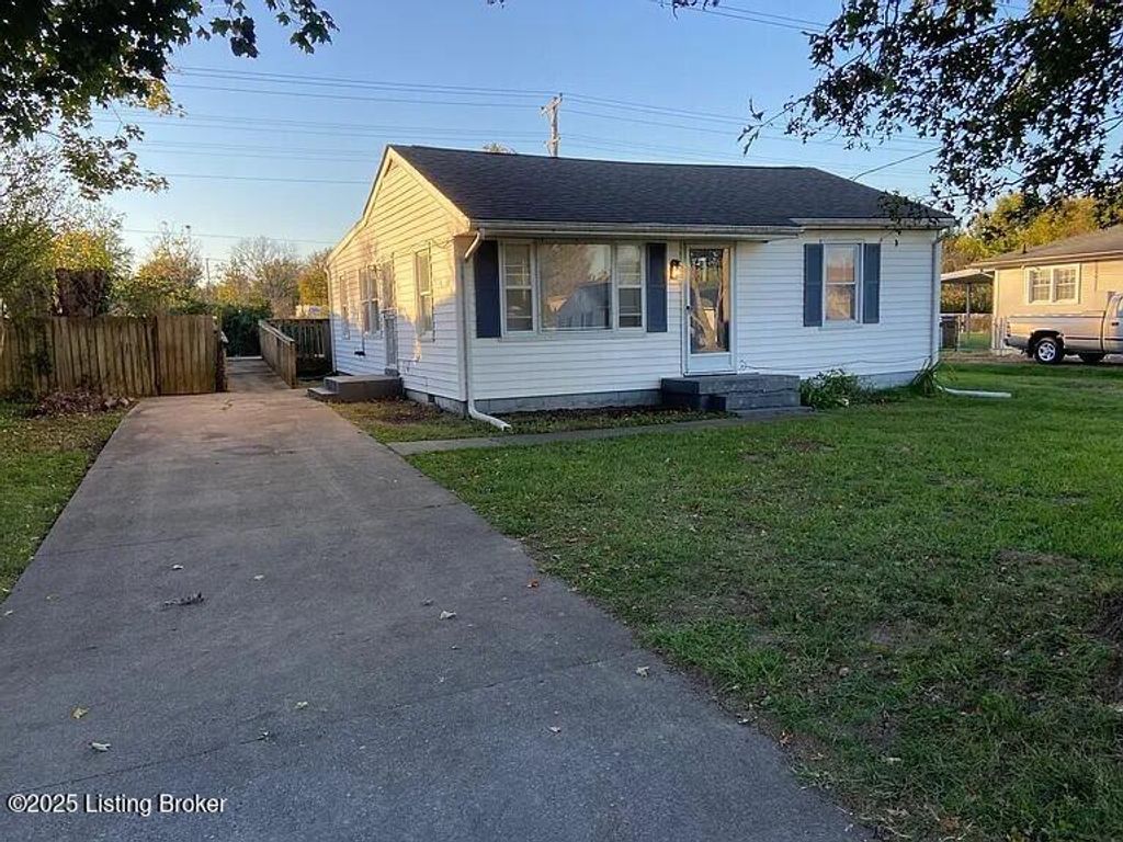 Photo of 13206 Ashlawn Dr, Louisville, KY 40272 (MLS # 1701616)