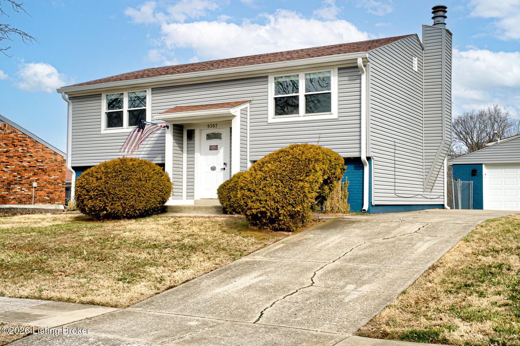 Photo of 9307 Marse Henry Dr, Jeffersontown, KY 40299 (MLS # 1710211)