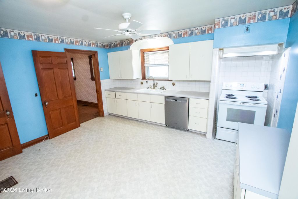 Photo of 1203 Larue Ave, Louisville, KY 40213 (MLS # 1707300)