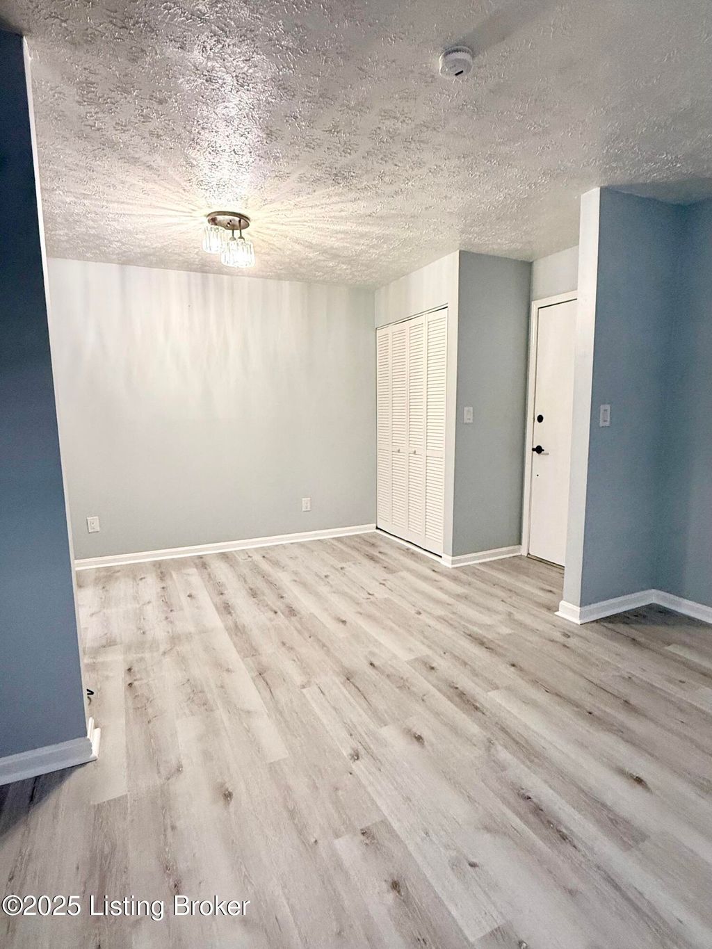Photo of 3504 Lodge Ln #APT 330, Louisville, KY 40218 (MLS # 1715683)