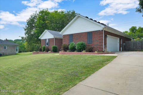 Tiny photo for 2014 Cherrywood Dr, La Grange, KY 40031 (MLS # 1729701)