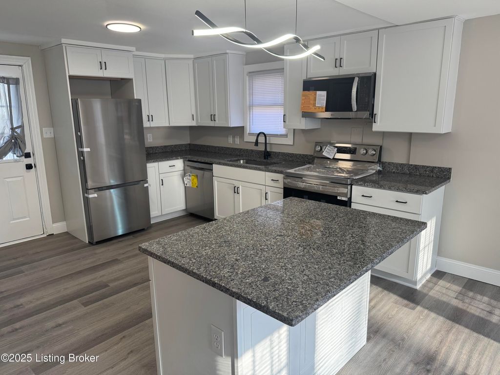 Photo of 2709 Pioneer Rd, Louisville, KY 40216 (MLS # 1704908)