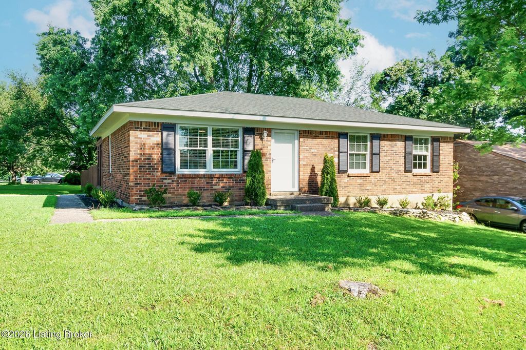 Photo of 1600 Betances Ct, La Grange, KY 40031 (MLS # 1723812)