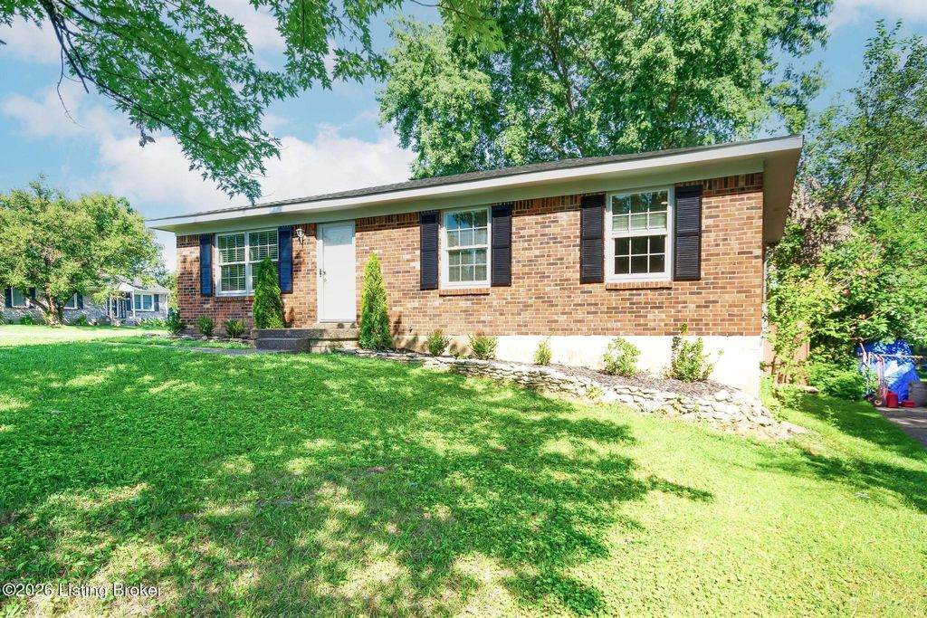 Photo of 1600 Betances Ct, La Grange, KY 40031 (MLS # 1723812)