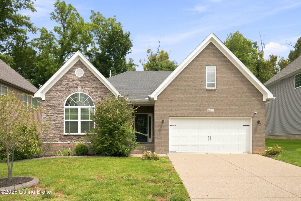 Photo of 6707 Chestnut View Ct, Louisville, KY 40229 (MLS # 1726639)