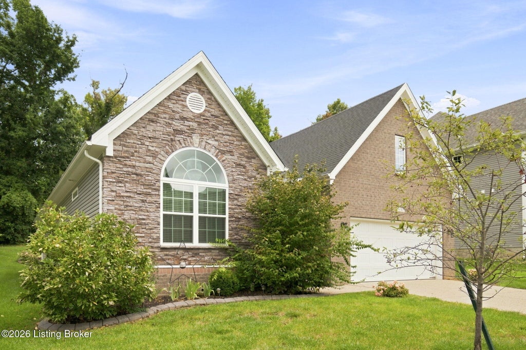 Photo of 6707 Chestnut View Ct, Louisville, KY 40229 (MLS # 1726639)