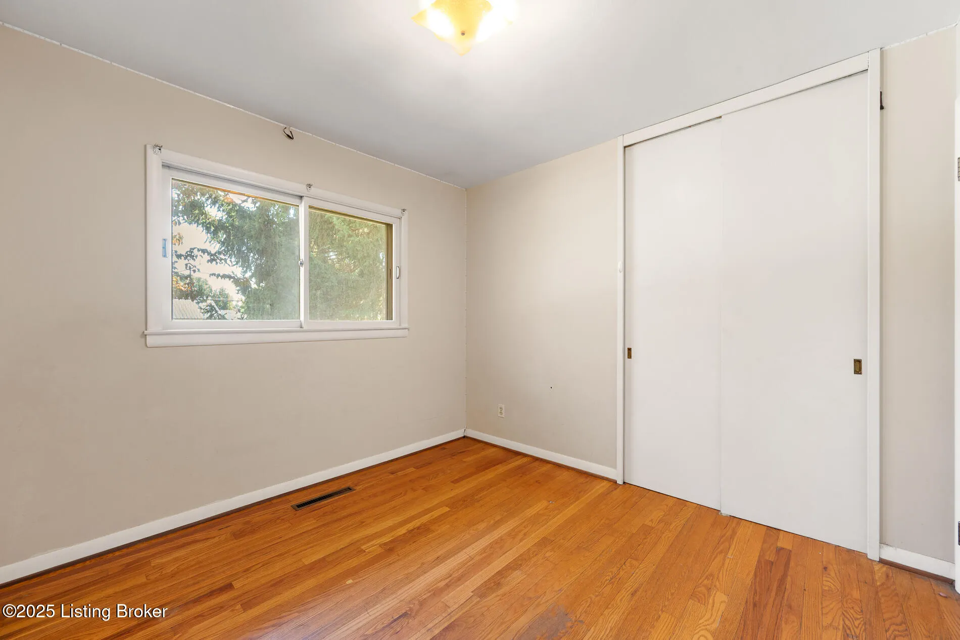 Louisville, Kentucky 40220, United States, 3 Bedrooms Bedrooms, ,1 BathroomBathrooms,Residential,Pending,209269