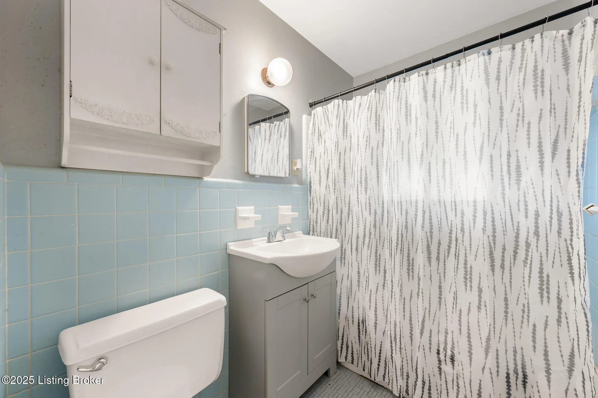 Louisville, Kentucky 40220, United States, 3 Bedrooms Bedrooms, ,1 BathroomBathrooms,Residential,Pending,209269