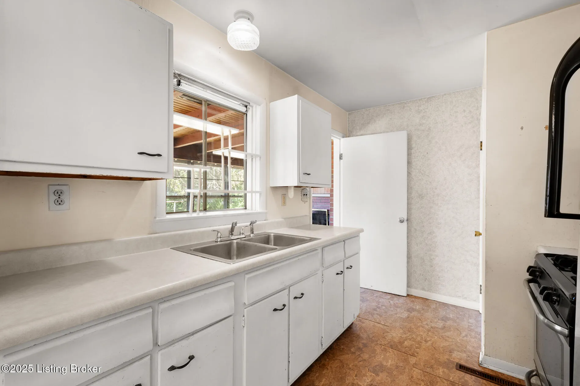 Louisville, Kentucky 40220, United States, 3 Bedrooms Bedrooms, ,1 BathroomBathrooms,Residential,Pending,209269