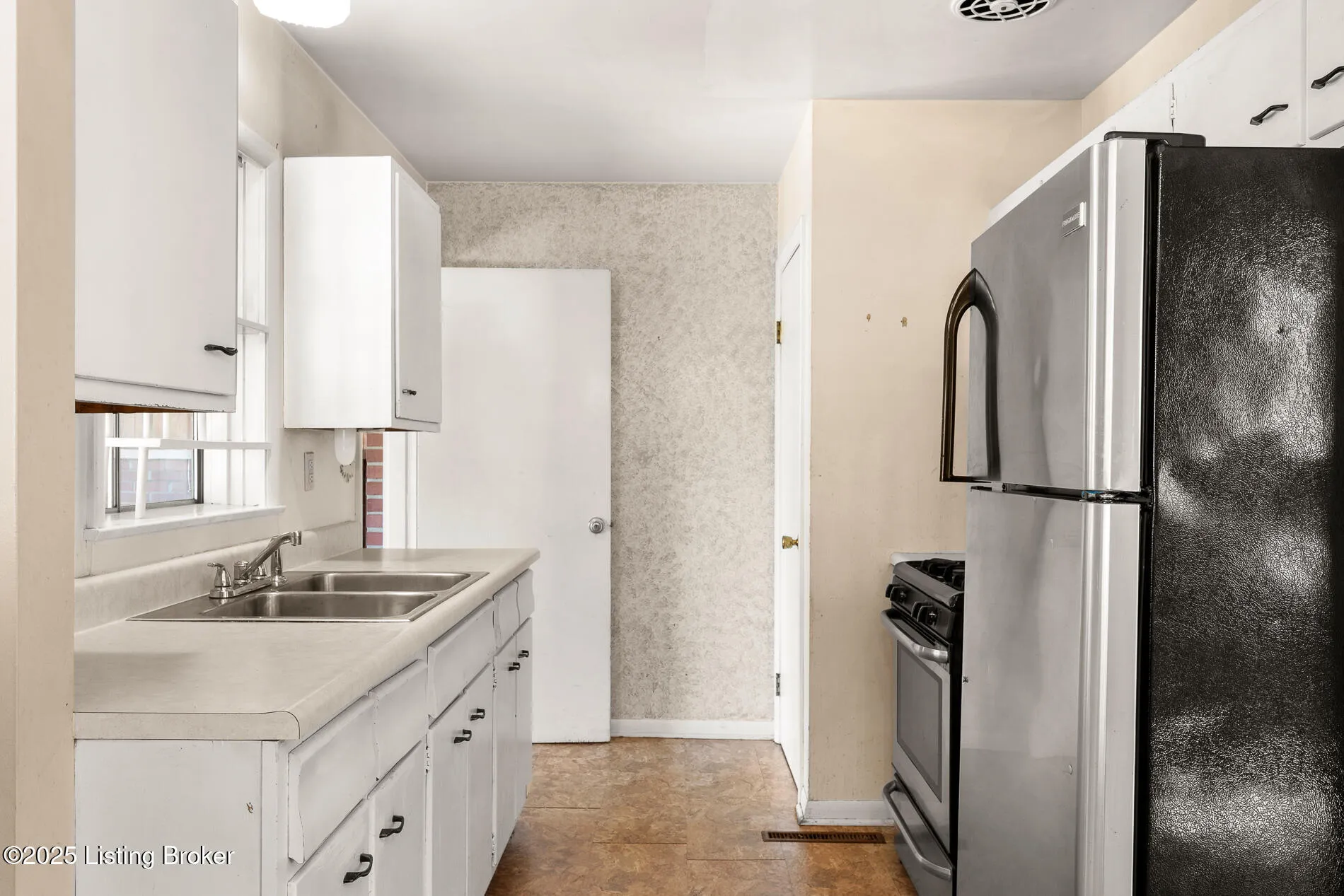 Louisville, Kentucky 40220, United States, 3 Bedrooms Bedrooms, ,1 BathroomBathrooms,Residential,Pending,209269