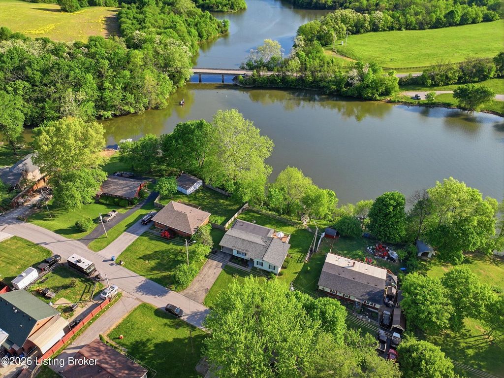Photo of 826 Bass Ln, Shelbyville, KY 40065 (MLS # 1715868)