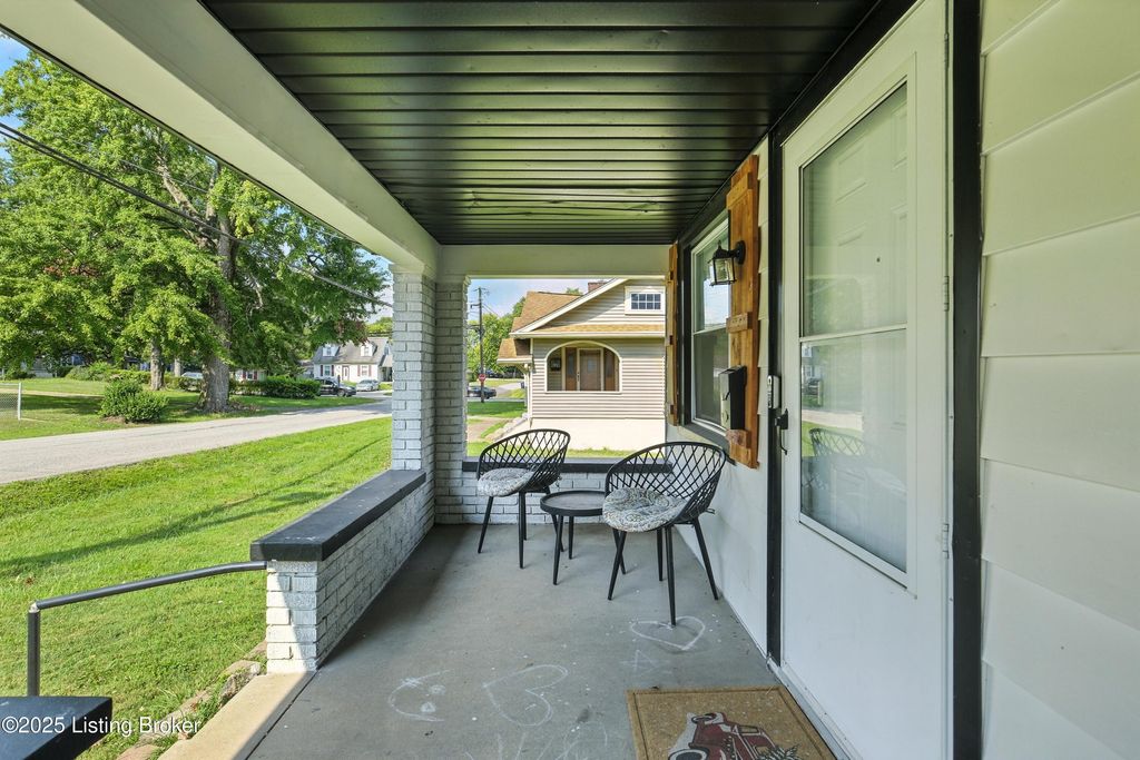 Photo of 1871 Kendall Ln, Louisville, KY 40216 (MLS # 1701359)