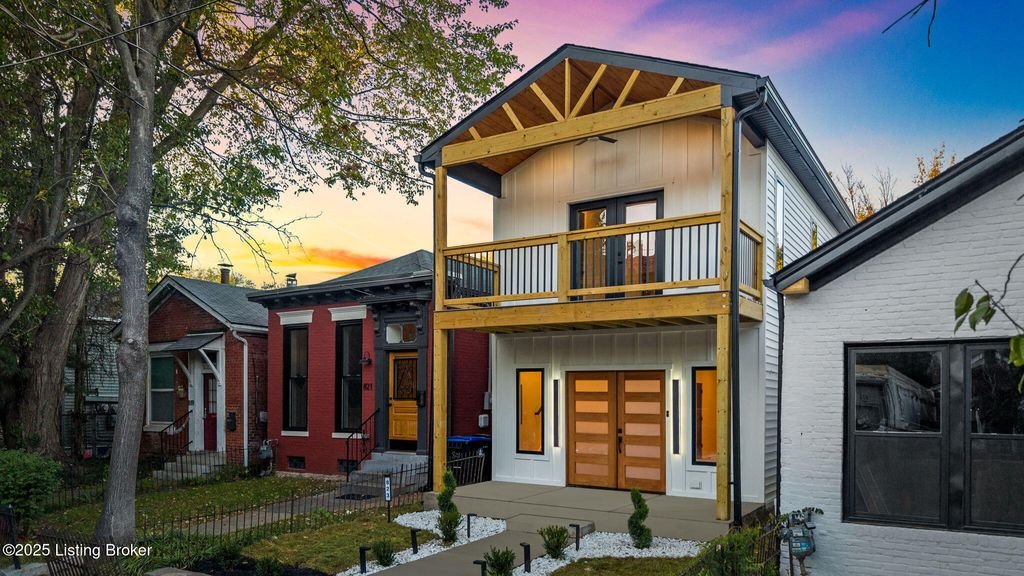 Photo of 823 E Chestnut St, Louisville, KY 40204 (MLS # 1701583)