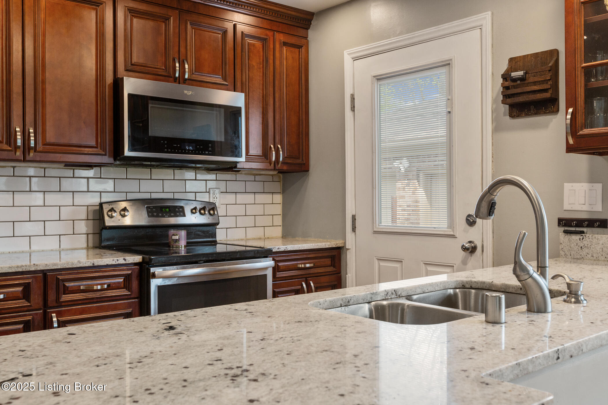 10502 Larkhall Ct, Louisville, Kentucky image 28