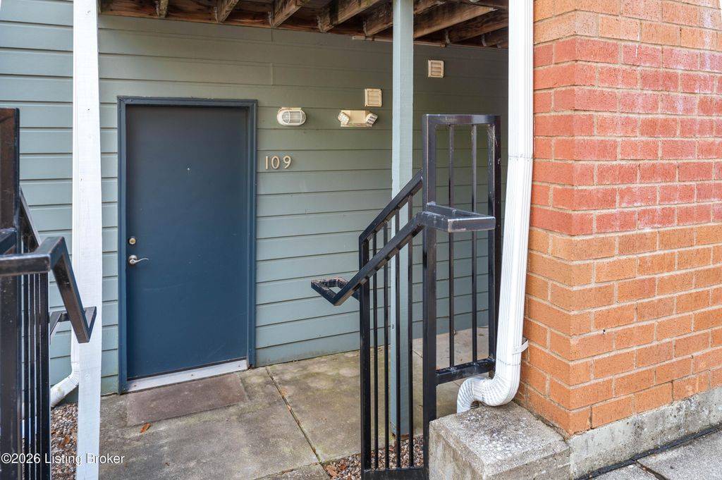 Photo of 2745 Grinstead Dr #APT 109, Louisville, KY 40206 (MLS # 1705985)