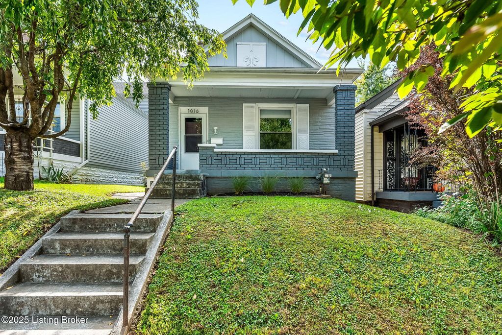 Photo of 1016 E Oak St, Louisville, KY 40204 (MLS # 1706718)
