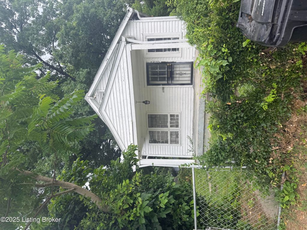 Photo of 4021 Grand Ave, Louisville, KY 40211 (MLS # 1704807)