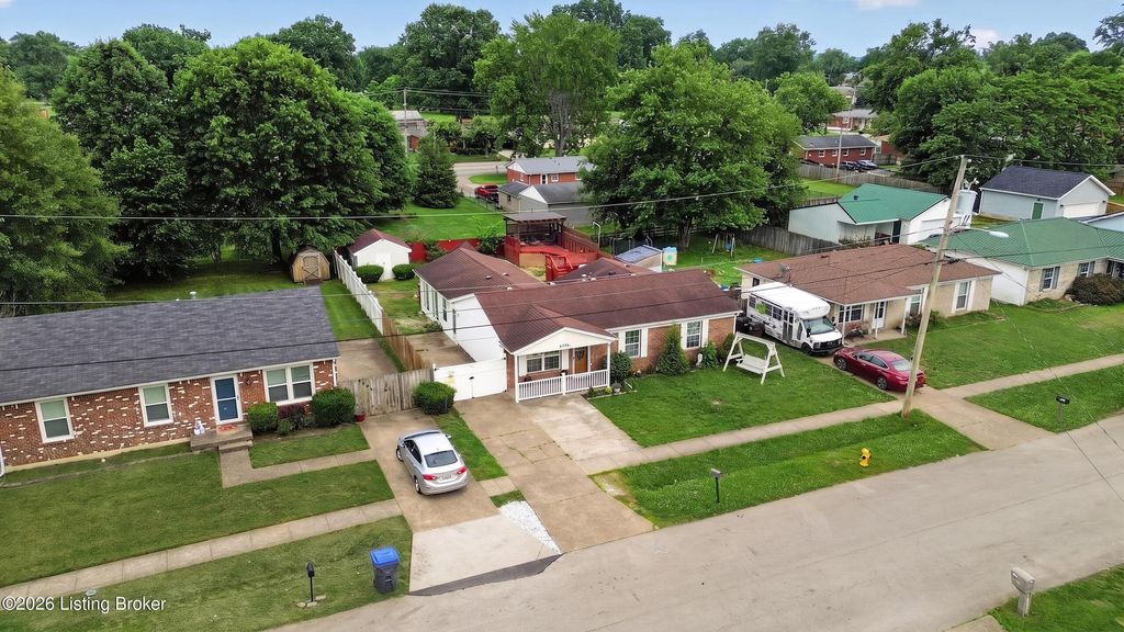 Photo of 6197 Jeffrey Dr, Louisville, KY 40258 (MLS # 1718453)