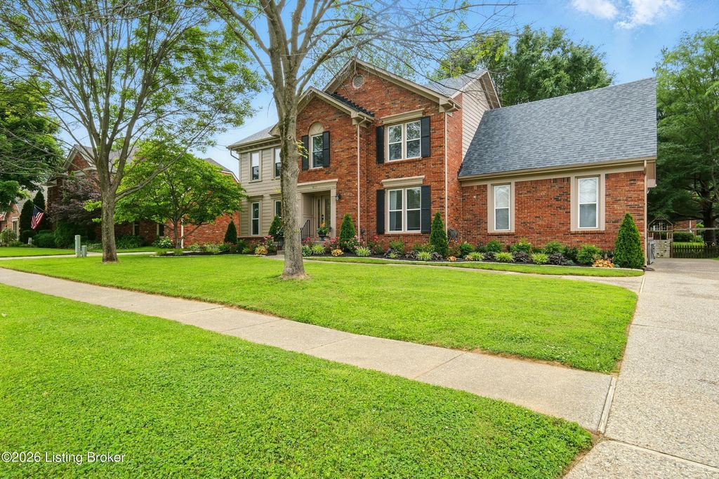 Photo of 811 Foxfire Dr, Louisville, KY 40223 (MLS # 1712649)