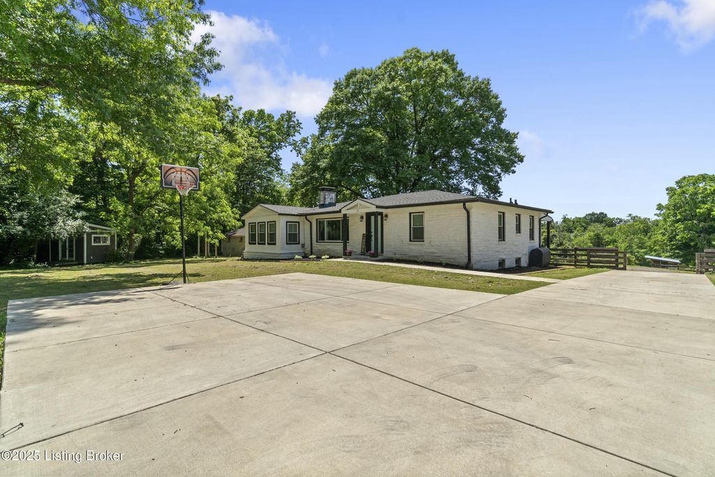Photo of 7 Settlers Trace Rd, Louisville, KY 40291 (MLS # 1715843)