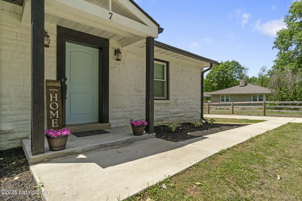 Photo of 7 Settlers Trace Rd, Louisville, KY 40291 (MLS # 1715843)