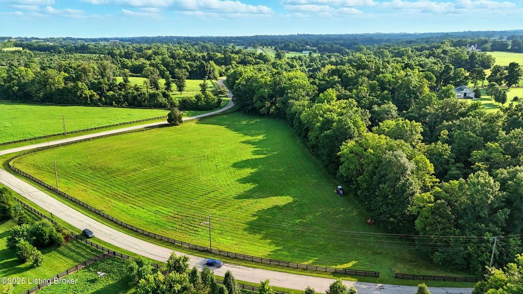Photo of 2831 L&#39;Esprit Pkwy, La Grange, KY 40031 (MLS # 1695321)
