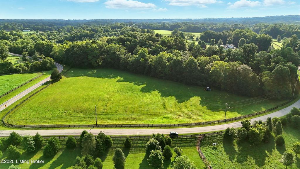 Photo of 2831 L&#39;Esprit Pkwy, La Grange, KY 40031 (MLS # 1695321)