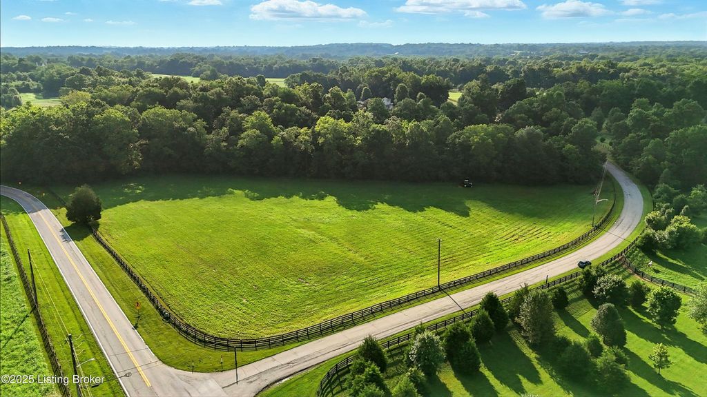 Photo of 2831 L&#39;Esprit Pkwy, La Grange, KY 40031 (MLS # 1695321)