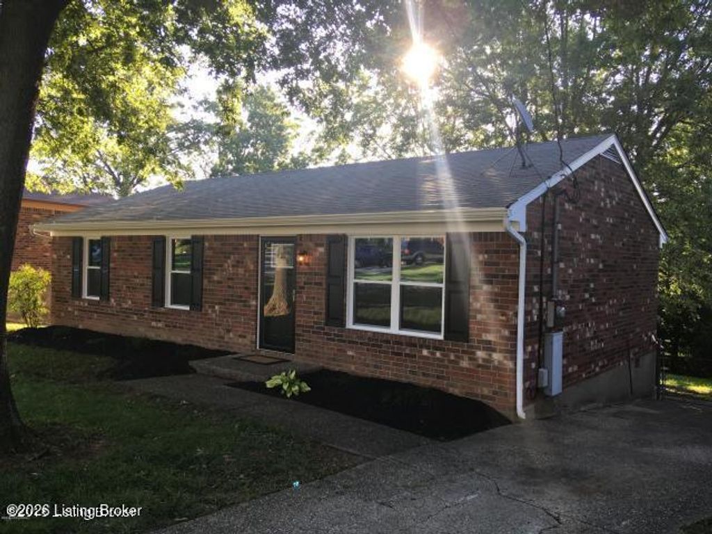 Photo of 4315 Chenwood Ln, Louisville, KY 40299 (MLS # 1714220)