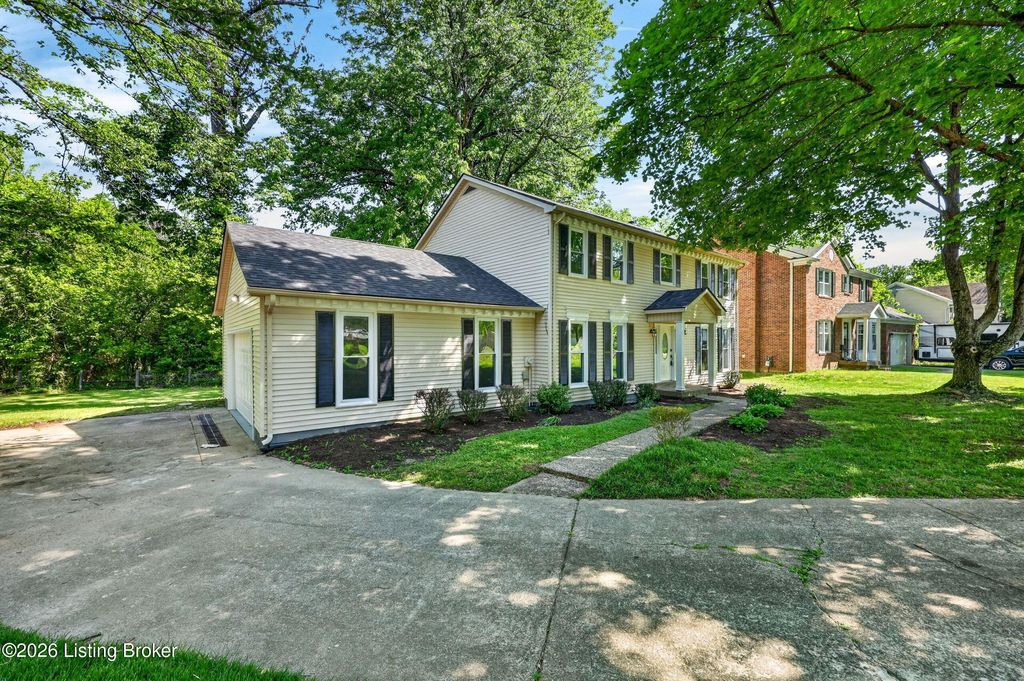 Photo of 11107 Harrods Creek Ct, Louisville, KY 40223 (MLS # 1717076)