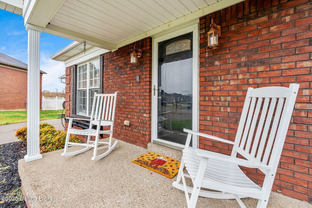 Photo of 9800 Valley Farms Blvd, Louisville, KY 40272 (MLS # 1705550)