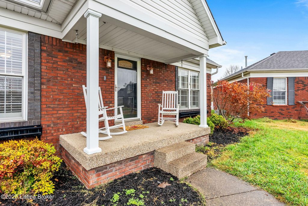 Photo of 9800 Valley Farms Blvd, Louisville, KY 40272 (MLS # 1705550)