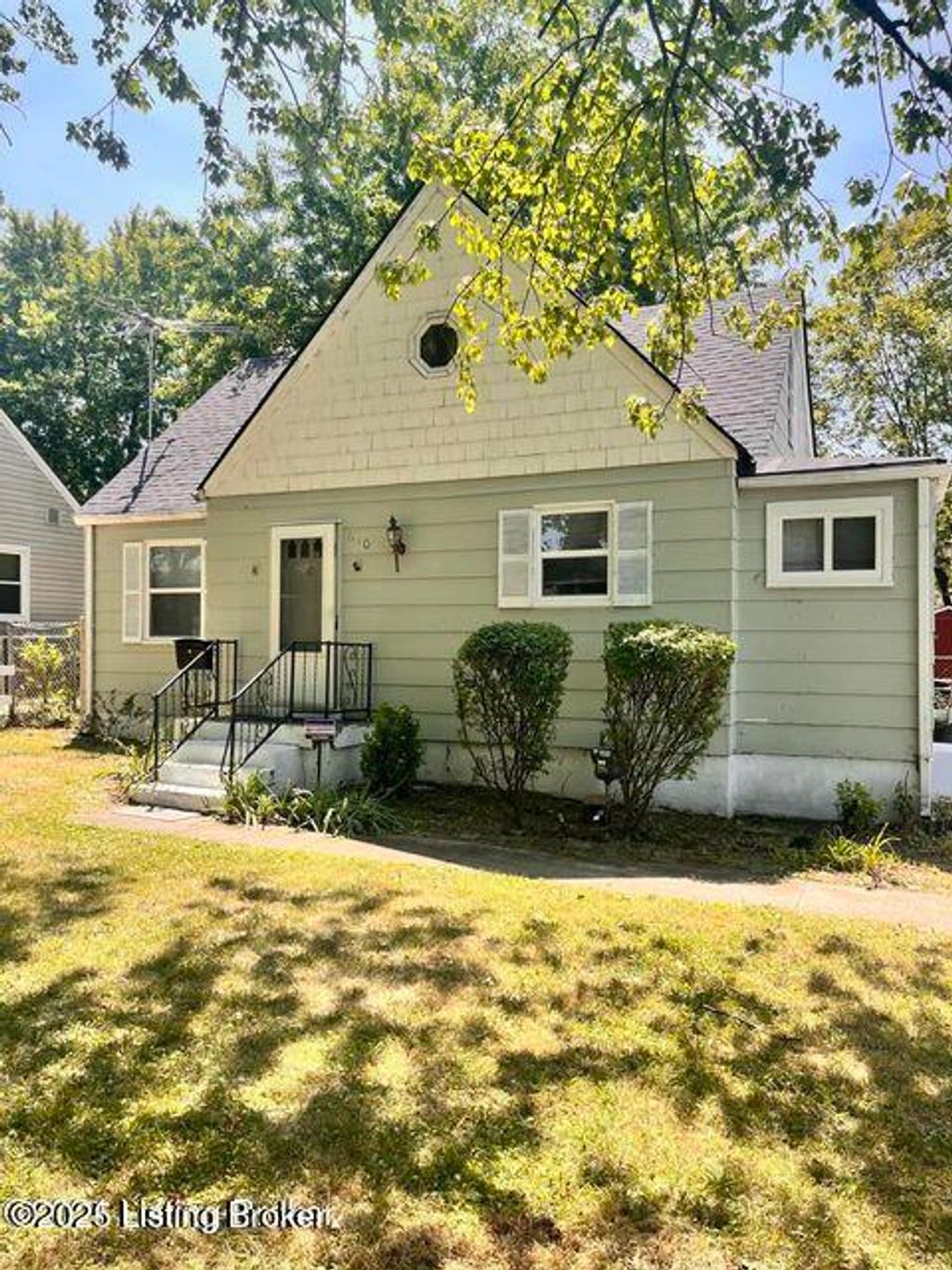 Photo of 610 Marquette Dr, Louisville, KY 40222 (MLS # 1705156)