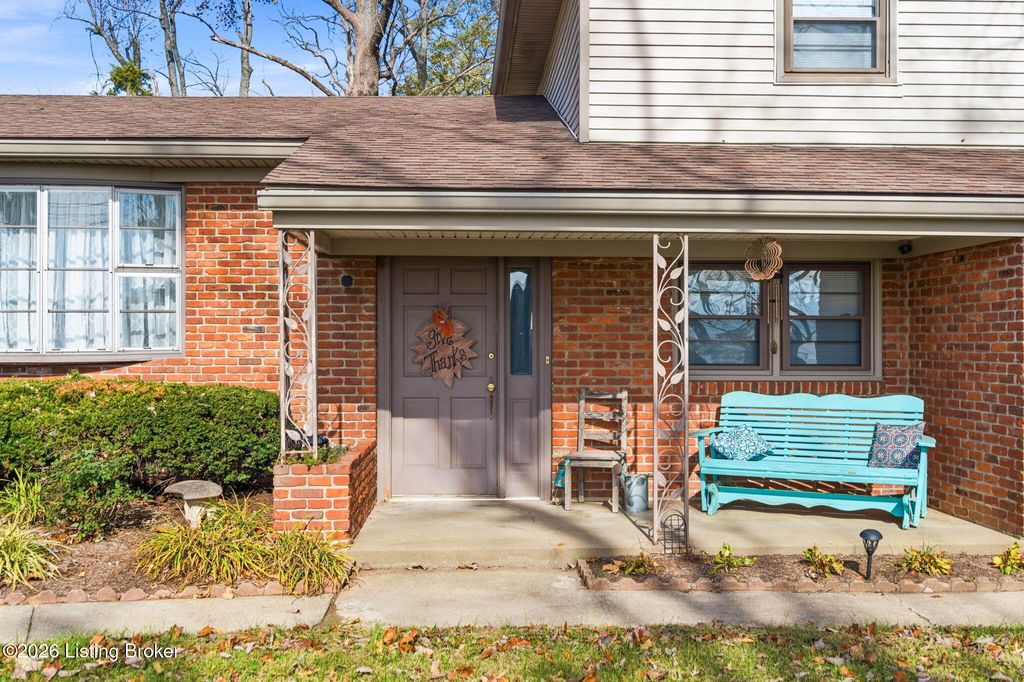 Photo of 6601 Briscoe Ln, Louisville, KY 40228 (MLS # 1707773)