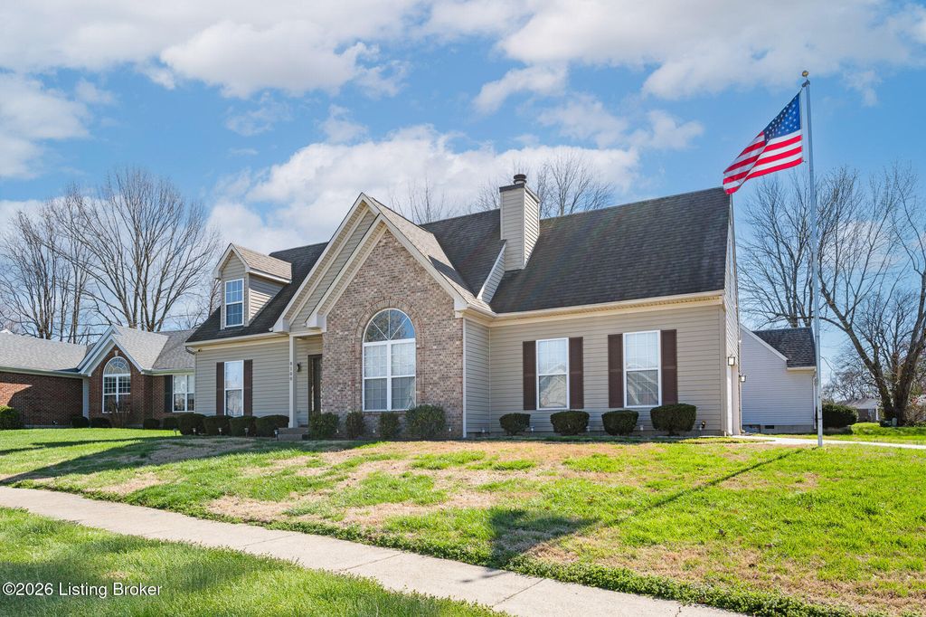 Photo of 8100 Eagles Crest Ct, Louisville, KY 40291 (MLS # 1711416)