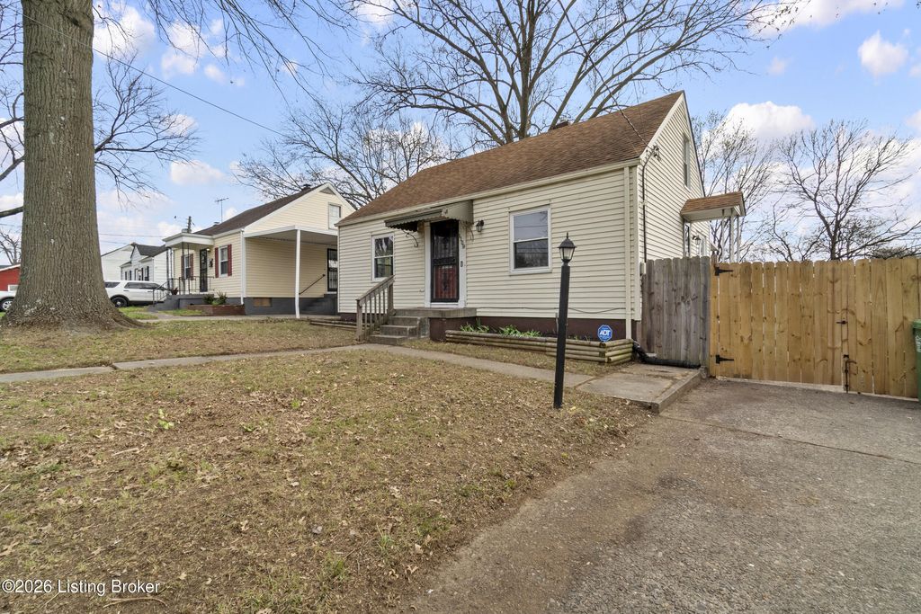 Photo of 4109 Hillview Ave, Louisville, KY 40216 (MLS # 1711869)